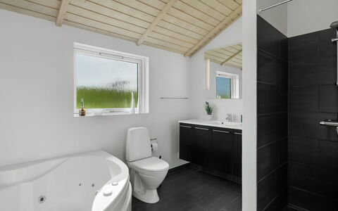 Frejdis - 1.1Km from the Sea: Pavimentazione, Idraulico Fixture, Interior Design, Pavimento, Soffitto, Bagno, Lavello, Rubinetto, Casa, Idraulico
