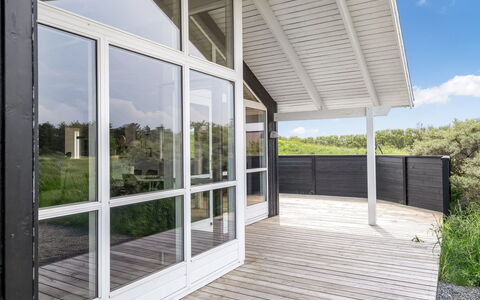 Frejdis - 1.1Km from the Sea: Legna, Pavimentazione, Portico, Pavimento, Porta, Deck, Materiale Composito, Latifoglie, Plank, Pavimento In Legno