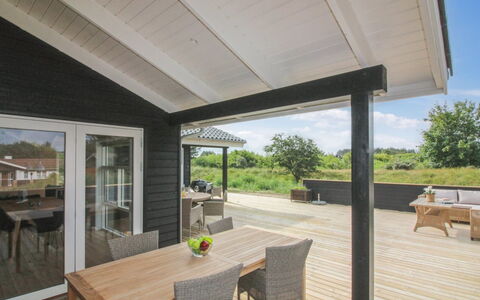 Heriest - 1.2Km from the Sea: Zona Residenziale, Tetto, Sobborgo, Driveway, Estate, Camino