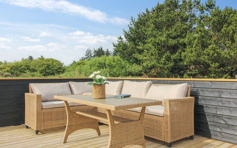 Heriest - 1.2Km from the Sea: Zona Residenziale, Tetto, Sobborgo, Driveway, Estate, Camino