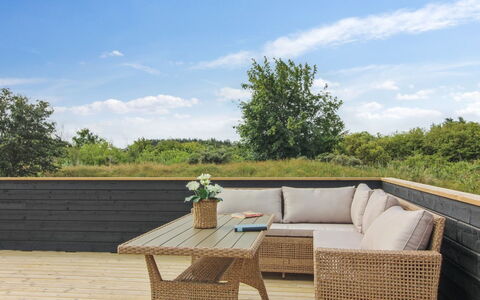 Heriest - 1.2Km from the Sea: Zona Residenziale, Tetto, Sobborgo, Driveway, Estate, Camino