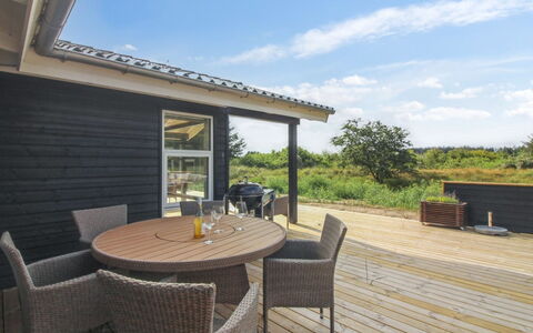 Heriest - 1.2Km from the Sea: Zona Residenziale, Tetto, Sobborgo, Driveway, Estate, Camino