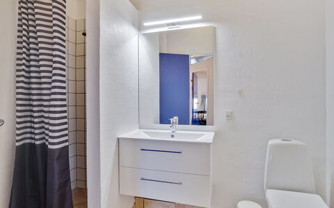 Riika - 425M from the Sea: Pavimentazione, Pavimento, Parete, Idraulico Fixture, Bagno, Interior Design, Lavandino Del Bagno, Soffitto, Gabinetto, Mobiletto Del Bagno