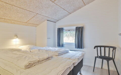 Riika - 425M from the Sea: Legna, Soffitto, Camera Da Letto, Bedding, Lenzuolo, Letto, Latifoglie, Plank, Telaio Del Letto, Illuminazione Diurna