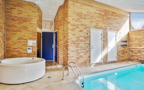 Riika - 425M from the Sea: Pavimentazione, Piscina, Pavimento, Materiale Composito, Brick, Soffitto, Muratura, Color Legno, Piastrella, Ricorrere