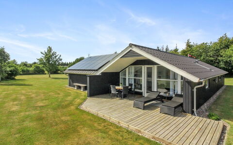 Harmen - 1.1Km from the Sea: Appartamento, Shade, Balcone, Sedia, Recinzione, Mobili Da Esterno, Alluminio, Erba Sintetica