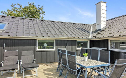 Harmen - 1.1Km from the Sea: Appartamento, Shade, Balcone, Sedia, Recinzione, Mobili Da Esterno, Alluminio, Erba Sintetica
