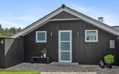 Harmen - 1.1Km from the Sea: Appartamento, Shade, Balcone, Sedia, Recinzione, Mobili Da Esterno, Alluminio, Erba Sintetica