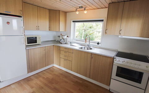 Isalie - 200M from the Sea: Pavimentazione, Legna, Cucina, Interior Design, Pavimento, Controsoffitto, Mobilia, Elettrodomestico Da Cucina, Cabinetry, Apparecchio Major