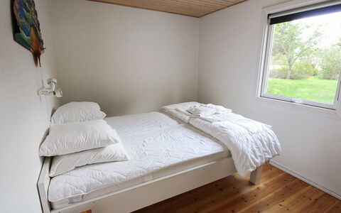 Isalie - 200M from the Sea: Letto, Camera Da Letto, Parete, Pavimento, Lenzuolo, Legna, Pavimentazione, Mobilia, Bedding, Interior Design