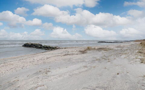 Gonda - 500M from the Sea: Tetto, Casa, Casa, Villetta, Raccordo, Estate, Driveway, Edifici Giardino, Cortile, Capannone