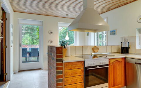 Maksimilian - 1.5Km from the Sea: Pavimentazione, Interior Design, Pavimento, Controsoffitto, Legna, Cucina, Soffitto, Cabinetry, Lampada, Mobilia