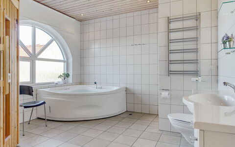 Solvej - 120M from the Sea: Pavimentazione, Interior Design, Pavimento, Idraulico Fixture, Soffitto, Camera, Illuminazione, Vasca Da Bagno, Idraulico, Bagno