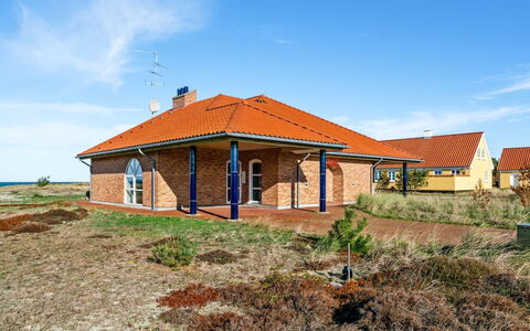 Solvej - 120M from the Sea: Tetto, Casa, Casa, Villetta, Raccordo, Estate, Driveway, Edifici Giardino, Cortile, Capannone
