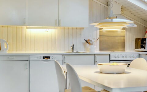 Helmtrud - 500M from the Sea: Interior Design, Pavimentazione, Cucina, Lampada, Controsoffitto, Soffitto, Legna, Pavimento, Elettrodomestico Da Cucina, Illuminazione