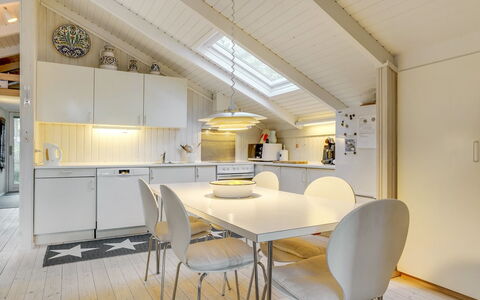 Helmtrud - 500M from the Sea: Interior Design, Pavimentazione, Soffitto, Legna, Mobilia, Pavimento, Lampada, Cucina, Illuminazione, Cucina & Sala Da Pranzo Tavolo