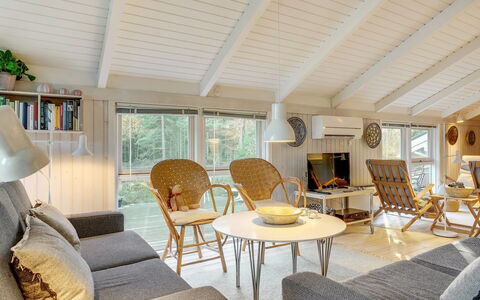 Helmtrud - 500M from the Sea: Mobilia, Interior Design, Pavimentazione, Pavimento, Divano, Legna, Soffitto, Soggiorno, Lampada, Sedia