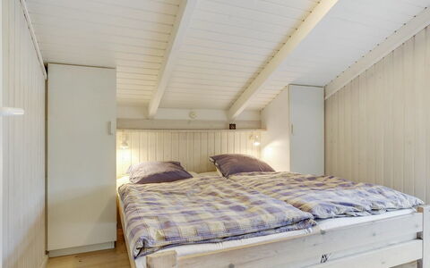 Helmtrud - 500M from the Sea: Legna, Camera Da Letto, Interior Design, Pavimentazione, Pavimento, Soffitto, Letto, Mobilia, Camera, Bedding