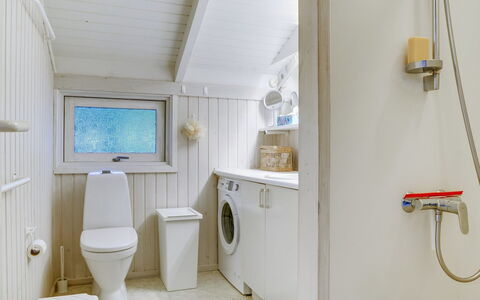 Helmtrud - 500M from the Sea: Pavimentazione, Idraulico Fixture, Pavimento, Interior Design, Soffitto, Idraulico, Rubinetto, Camera, Bagno, Lavello