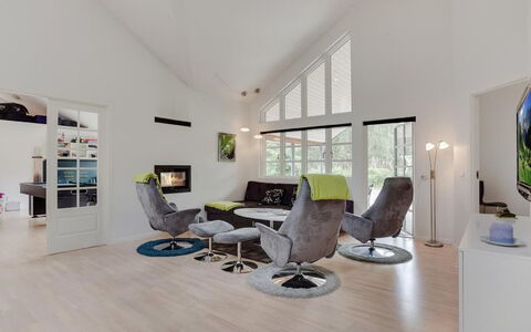 Beka - 500M from the Sea: Mobilia, Interior Design, Divano, Pavimentazione, Soggiorno, Legna, Soffitto, Casa, Pavimento, Appartamento