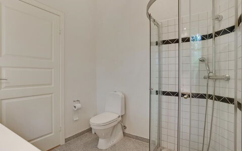 Beka - 500M from the Sea: Parete, Pavimentazione, Pavimento, Bagno, Idraulico Fixture, Interior Design, Idraulico, Soffitto, Camera, Porta