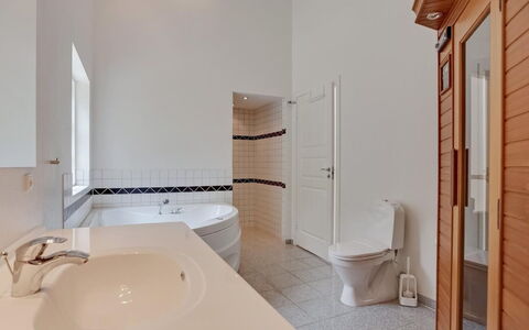 Beka - 500M from the Sea: Pavimentazione, Pavimento, Interior Design, Idraulico Fixture, Bagno, Soffitto, Idraulico, Rubinetto, Camera, Lavello