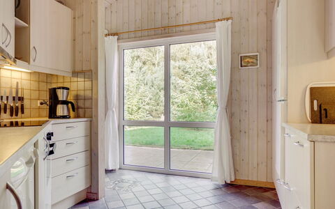 Thomasine - 1.5Km from the Sea: Pavimentazione, Legna, Interior Design, Cucina, Pavimento, Controsoffitto, Soffitto, Idraulico Fixture, Cabinetry, Camera