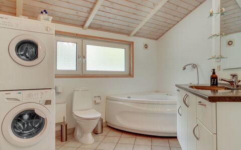 Thomasine - 1.5Km from the Sea: Idraulico Fixture, Pavimentazione, Pavimento, Interior Design, Legna, Soffitto, Rubinetto, Lavello, Idraulico, Bagno