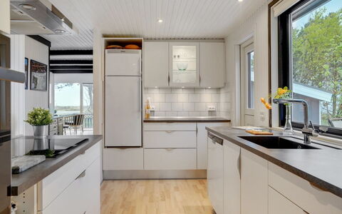 Djuna - 200M from the Sea: Cucina, Elettrodomestico Da Cucina, Controsoffitto, Cabinetry, Apparecchio Major, Interior Design, Pavimentazione, Legna, Elettrodomestico, Soffitto