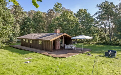 Thorger - 5Km from the Sea: Legna, Casa, Portico, Deck, Latifoglie, Tetto, Color Legno, Pavimento In Legno, Eco Hotel