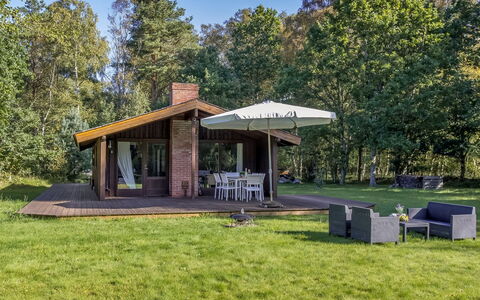 Thorger - 5Km from the Sea: Legna, Casa, Portico, Deck, Latifoglie, Tetto, Color Legno, Pavimento In Legno, Eco Hotel