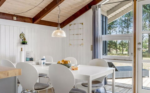 Eliana - 350M from the Sea: Mobilia, Interior Design, Lampada, Pavimentazione, Legna, Soffitto, Cucina & Sala Da Pranzo Tavolo, Sedia, Tavolo, Sala Da Pranzo