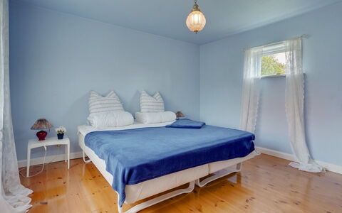 Ater - 800M from the Sea: Blu, Mobilia, Interior Design, Camera Da Letto, Letto, Pavimento, Pavimentazione, Tessile, Bedding, Biancheria
