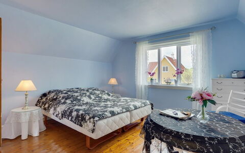 Ater - 800M from the Sea: Blu, Mobilia, Letto, Interior Design, Camera Da Letto, Pavimentazione, Pavimento, Lenzuolo, Bedding, Soffitto
