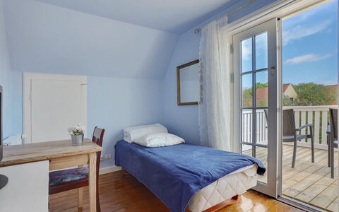 Ater - 800M from the Sea: Legna, Pavimento, Camera Da Letto, Mobilia, Casa, Pavimentazione, Letto, Porta, Appartamento, Pavimento In Legno