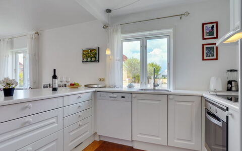 Ater - 800M from the Sea: Pavimentazione, Cucina, Interior Design, Cabinetry, Legna, Pavimento, Elettrodomestico Da Cucina, Controsoffitto, Soffitto, Apparecchio Major