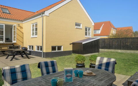 Janes - 400M from the Sea: Zona Residenziale, Tetto, Sobborgo, Driveway, Estate, Camino