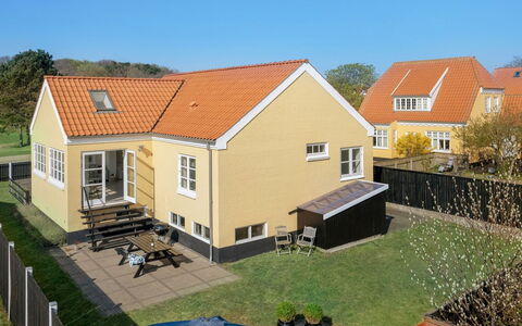 Janes - 400M from the Sea: Zona Residenziale, Tetto, Sobborgo, Driveway, Estate, Camino