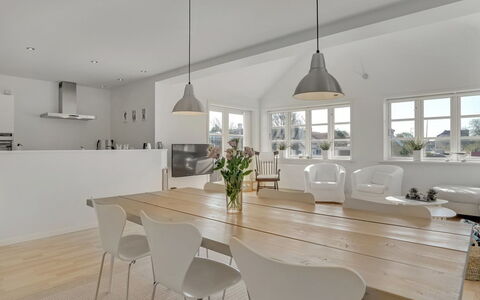 Janes - 400M from the Sea: Zona Residenziale, Tetto, Sobborgo, Driveway, Estate, Camino