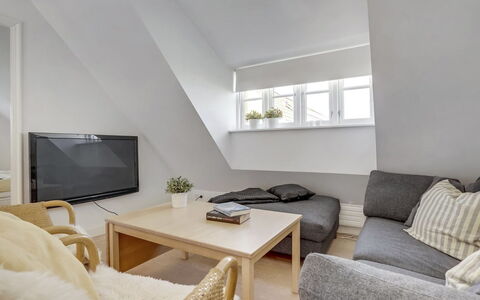 Stephie - 1.1Km from the Sea: Mobilia, Interior Design, Pavimentazione, Pavimento, Legna, Divano, Soffitto, Camera, Casa, Soggiorno
