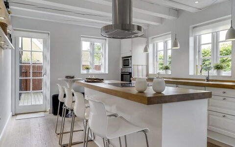 Stephie - 1.1Km from the Sea: Mobilia, Pavimentazione, Interior Design, Controsoffitto, Legna, Pavimento, Cucina, Cabinetry, Soffitto, Pavimento In Legno