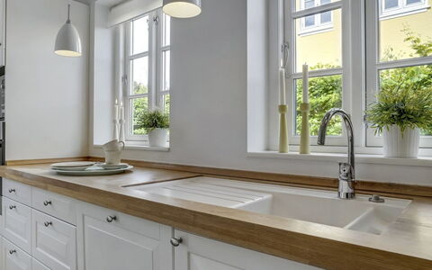 Stephie - 1.1Km from the Sea: Interior Design, Pavimentazione, Controsoffitto, Idraulico Fixture, Legna, Cucina, Lavello, Rubinetto, Cabinetry, Mobilia