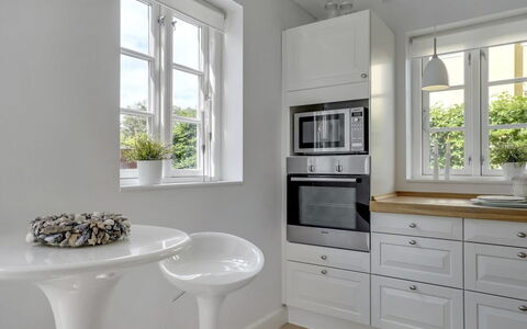 Stephie - 1.1Km from the Sea: Interior Design, Mobilia, Pavimentazione, Cabinetry, Parete, Legna, Controsoffitto, Pavimento, Cucina, Casa