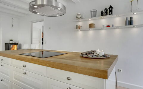 Stephie - 1.1Km from the Sea: Cucina, Legna, Pavimentazione, Controsoffitto, Cabinetry, Interior Design, Soffitto, Lampada, Mobilia, Pavimento