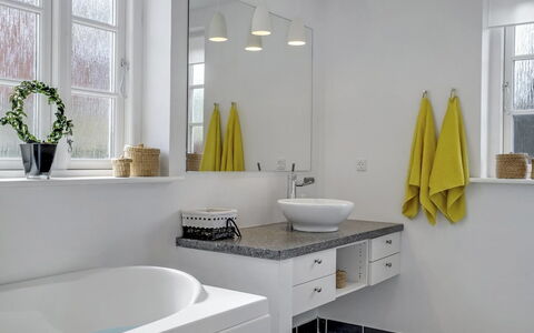Stephie - 1.1Km from the Sea: Bagno, Interior Design, Lavandino Del Bagno, Idraulico Fixture, Lavello, Parete, Pavimentazione, Mobiletto Del Bagno, Specchio, Rubinetto