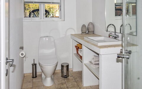 Harro - 150M from the Sea: Toilet Seat, Bagno, Idraulico Fixture, Gabinetto, Pavimentazione, Parete, Interior Design, Pavimento, Lavello, Lavandino Del Bagno