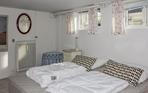Harro - 150M from the Sea: Mobilia, Letto, Camera Da Letto, Interior Design, Pavimento, Tessile, Bedding, Biancheria, Lenzuolo, Pavimentazione