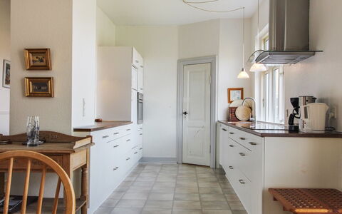 Harro - 150M from the Sea: Pavimentazione, Interior Design, Mobilia, Cabinetry, Pavimento, Controsoffitto, Cucina, Legna, Soffitto, Lampada