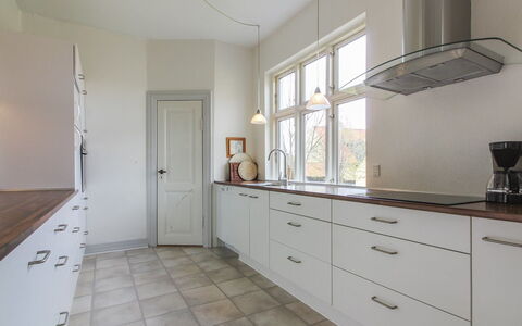 Harro - 150M from the Sea: Pavimentazione, Legna, Cabinetry, Interior Design, Pavimento, Cucina, Controsoffitto, Soffitto, Cassetto, Casa