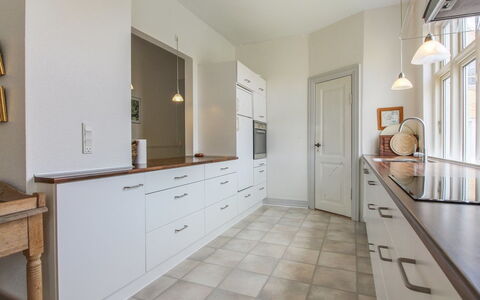 Harro - 150M from the Sea: Pavimentazione, Interior Design, Cabinetry, Pavimento, Cucina, Controsoffitto, Soffitto, Elettrodomestico Da Cucina, Mobilia, Illuminazione